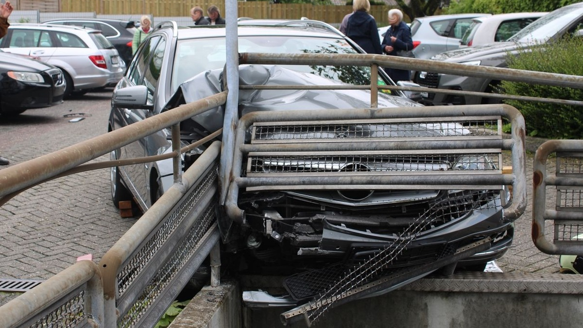 POL-RBK: Wermelskirchen - 6 Pkw bei Verkehrsunfall beschädigt - Foto: presseportal.de