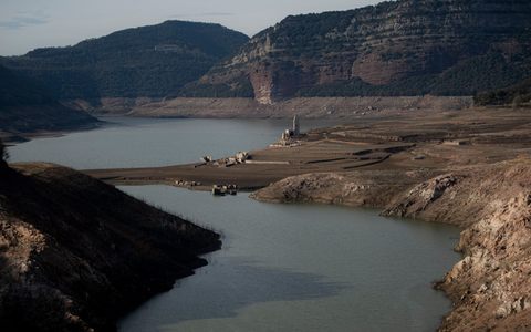 Blick auf den Sau-Stausee in Vilanova de Sau, Katalonien Ende Januar 2024. - Foto: Lorena Sopêna/EUROPA PRESS/dpa Blick auf den Sau-Stausee in Vilanova de Sau, Katalonien Ende Januar 2024. - Foto: Lorena Sopêna/EUROPA PRESS/dpa