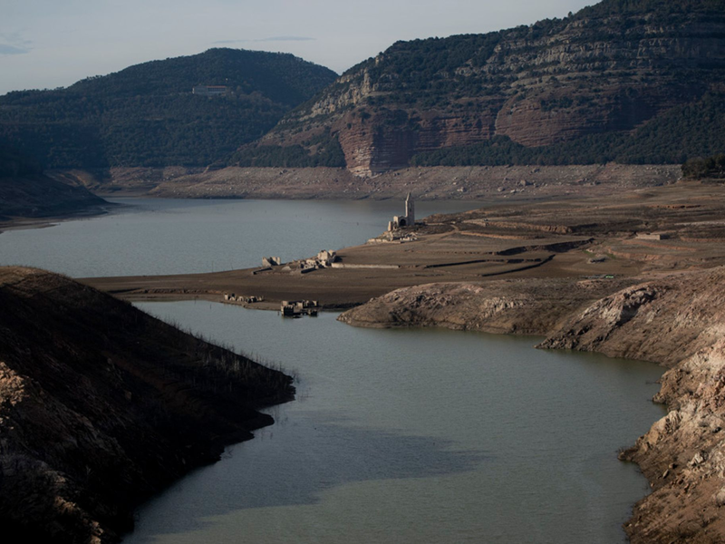 Blick auf den Sau-Stausee in Vilanova de Sau, Katalonien Ende Januar 2024. - Foto: Lorena Sopêna/EUROPA PRESS/dpa