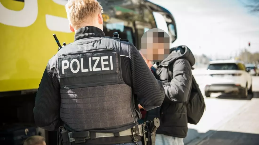 Bundespolizeidirektion München: Dokumente und gefälschtes Visum im Schuh versteckt/ Bundespolizei bringt falschen Marokkaner in Haft - Bild: presseportal.de