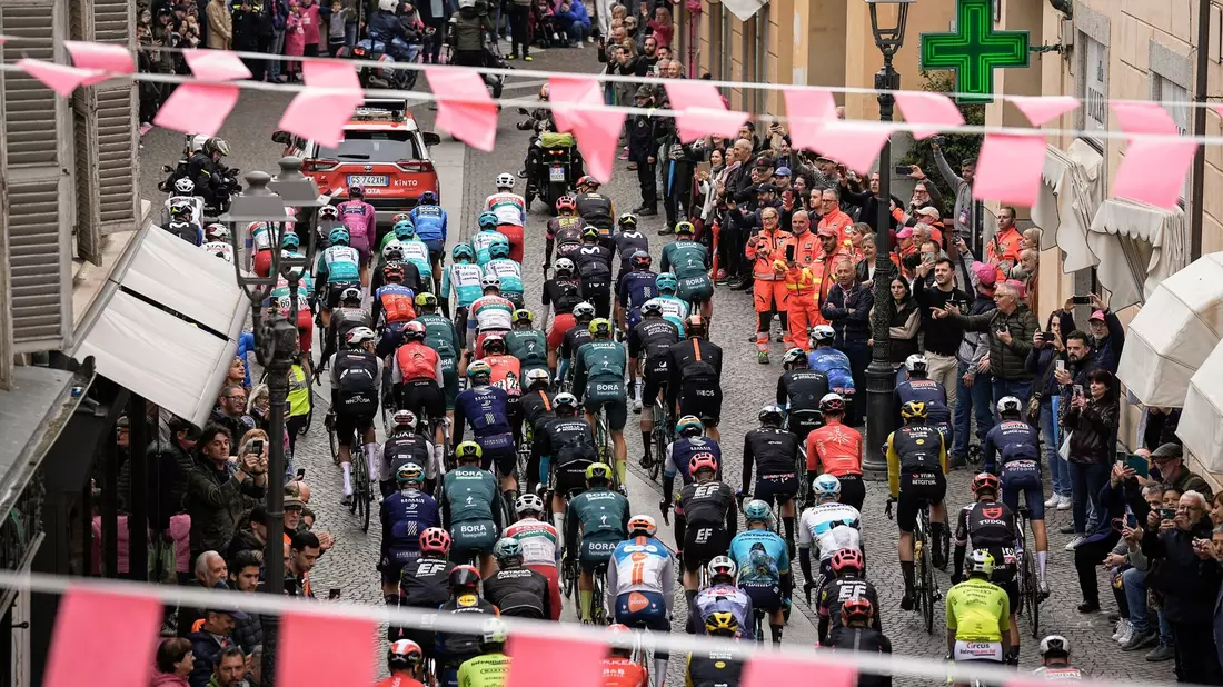 Das Fahrerfeld zum Start der vierten Giro-Etappe. - Bild: Marco Alpozzi/LaPresse via ZUMA Press/dpa