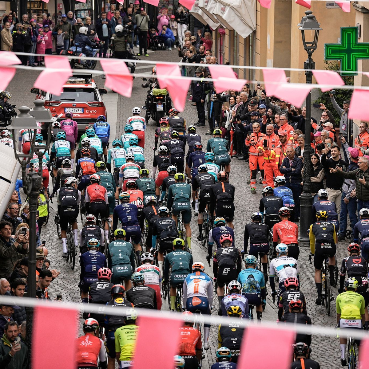Das Fahrerfeld zum Start der vierten Giro-Etappe. - Foto: Marco Alpozzi/LaPresse via ZUMA Press/dpa