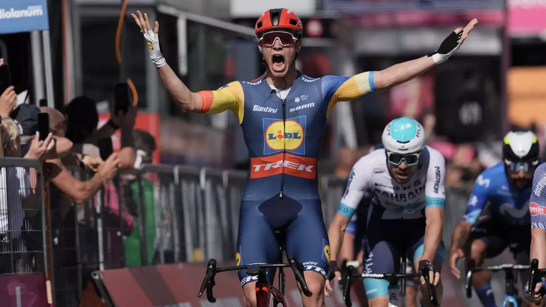 Jonathan Milan setzte sich auf der vierten Giro-Etappe im Sprint durch. - Bild: Massimo Paolone/LaPresse via ZUMA Press/dpa