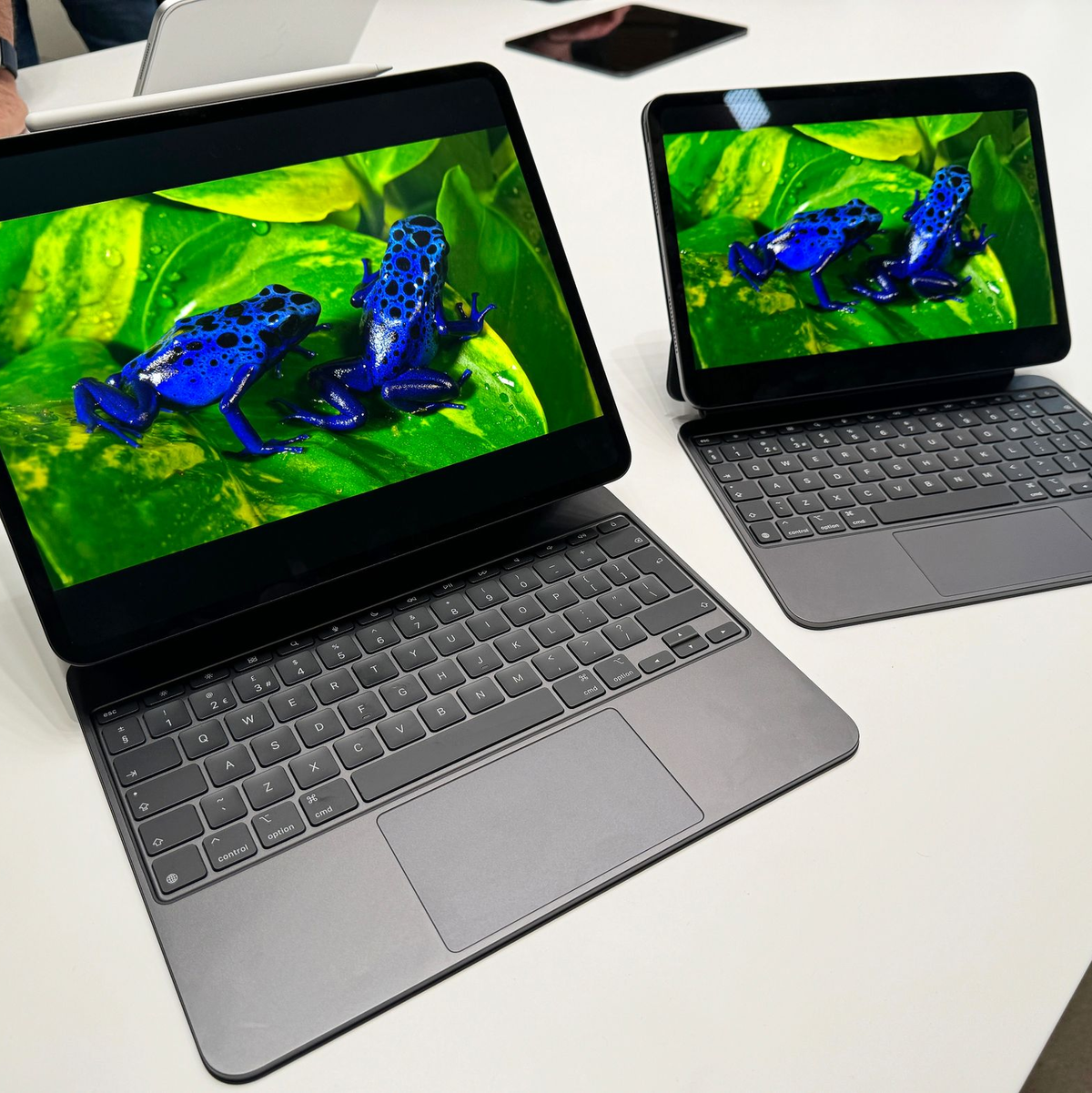 Die neuen iPad Pro-Modelle auf einem Event von Apple. - Foto: Christoph Dernbach/dpa