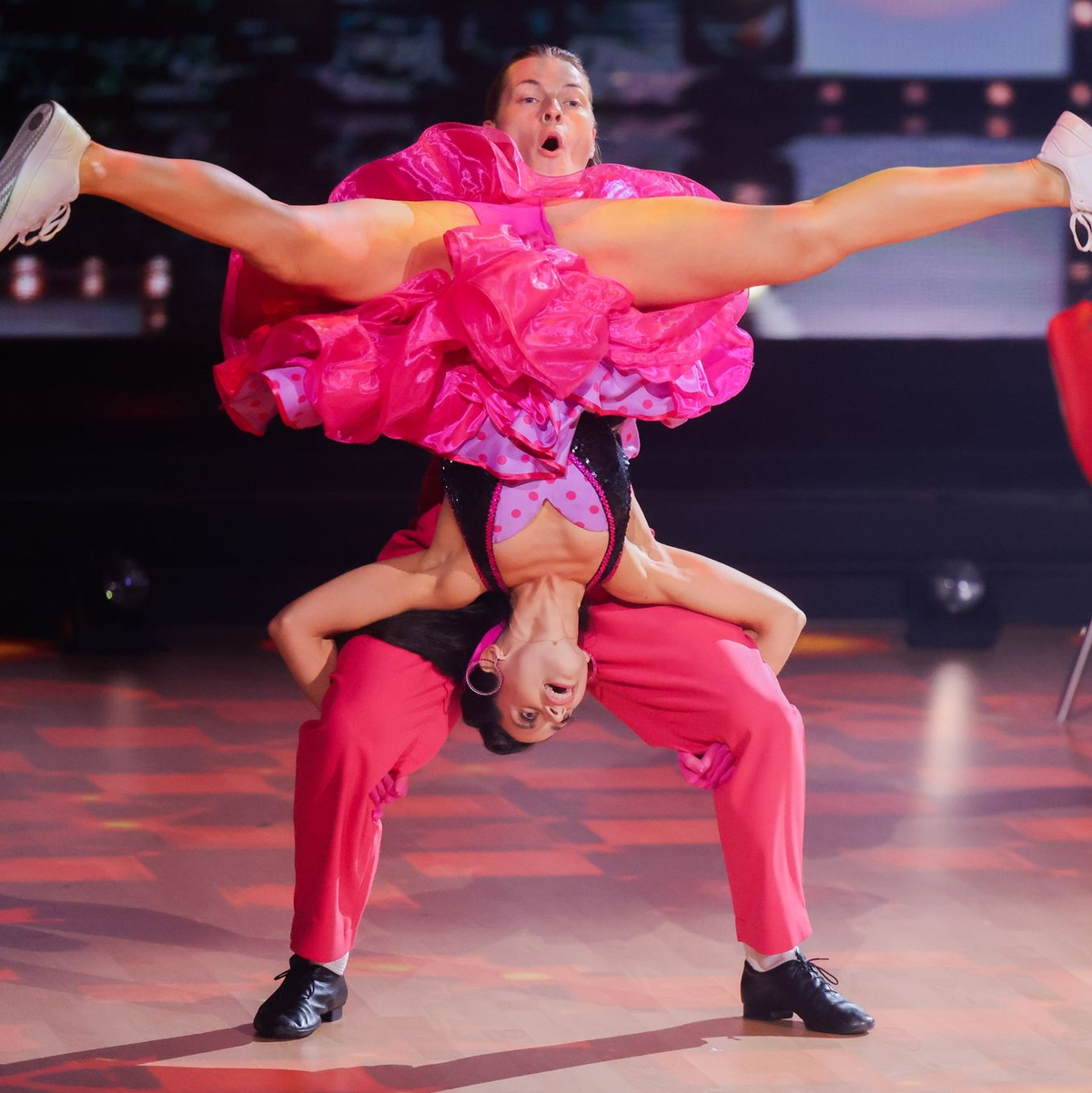 Gabriel Kelly und Malika Dzumaev mit Akrobatikeinlage. - Foto: Rolf Vennenbernd/dpa