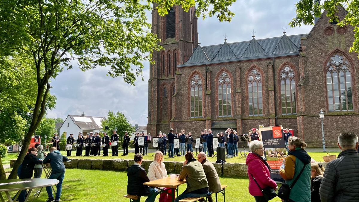 FW Rheurdt: Musikalisches Picknick im Burgerpark: Spielmannszug der Feuerwehr stimmt auf Jubiläum ein - Foto: presseportal.de