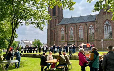 FW Rheurdt: Musikalisches Picknick im Burgerpark: Spielmannszug der Feuerwehr stimmt auf JubilÀum ein - Foto: presseportal.de FW Rheurdt: Musikalisches Picknick im Burgerpark: Spielmannszug der Feuerwehr stimmt auf JubilÀum ein - Foto: presseportal.de