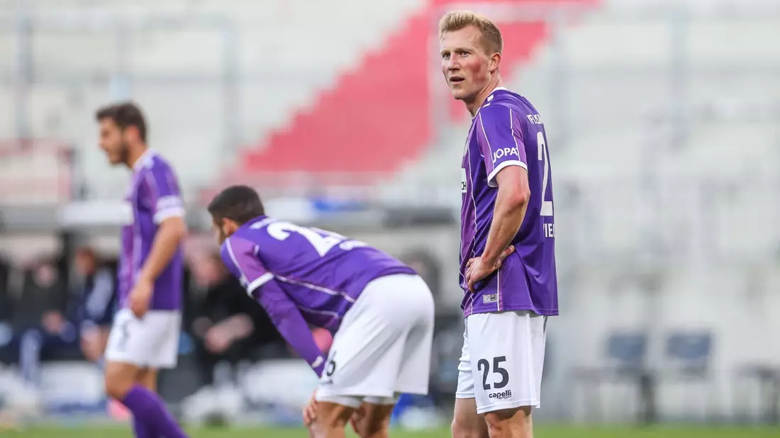 Der VfL Osnabrück ist durch die Niederlage gegen Schalke abgestiegen. - Bild: Tim Rehbein/dpa