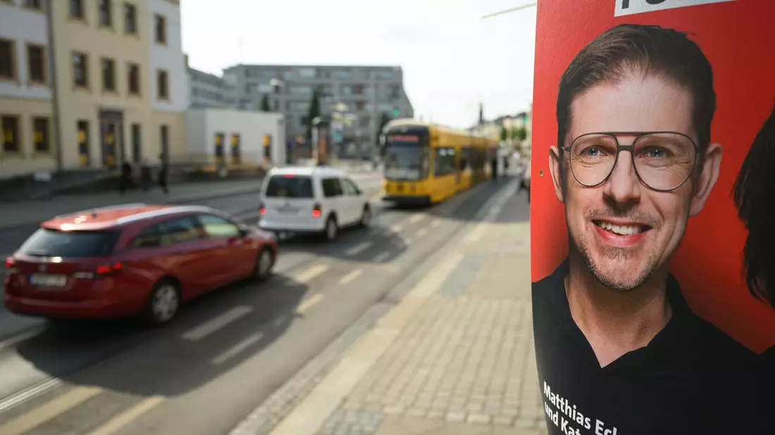 Der SPD-Politiker Matthias Ecke wurde am vergangen Freitag von vier jungen Männern angegriffen, während er Wahlplakate aufhängen wollte. - Bild: Robert Michael/dpa