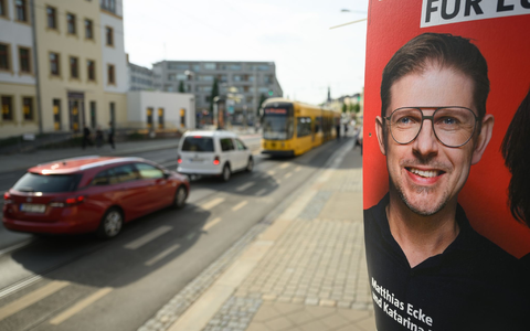 Der SPD-Politiker Matthias Ecke wurde am vergangen Freitag von vier jungen Männern angegriffen, während er Wahlplakate aufhängen wollte. - Foto: Robert Michael/dpa