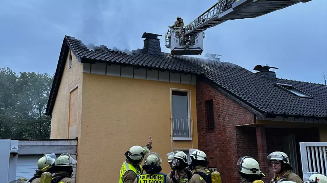 FW Menden: Dachstuhlbrand in der Schlesienstraße - Bild: presseportal.de