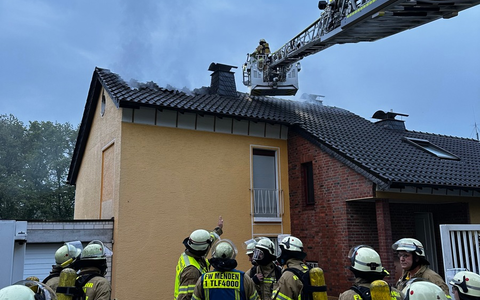 FW Menden: Dachstuhlbrand in der Schlesienstraße - Foto: presseportal.de