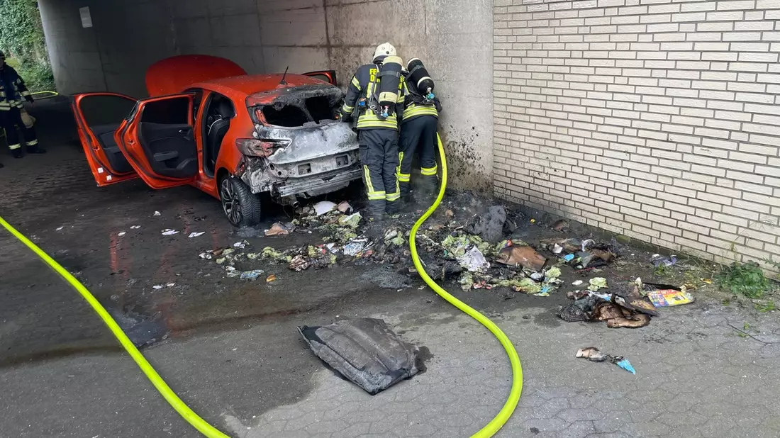 FW Dinslaken: Feuer einer brennenden Mülltonne griff auf PKW über. - Bild: presseportal.de