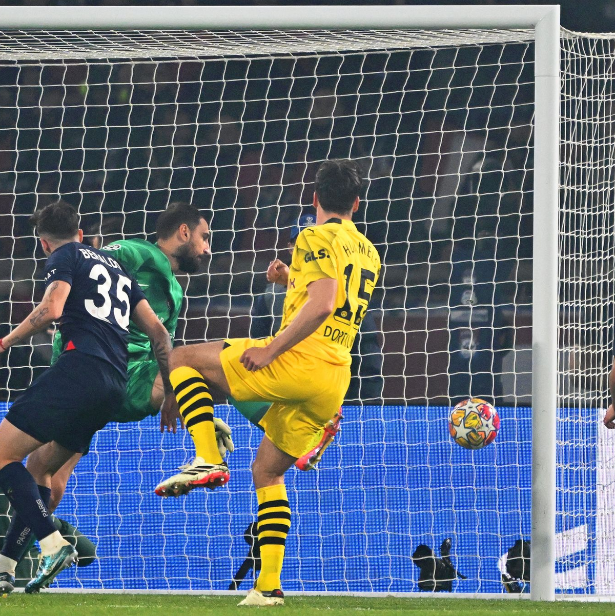 Mats Hummels ist auf der Suche nach einem neuen Arbeitgeber fündig geworden. - Foto: Robert Michael/dpa