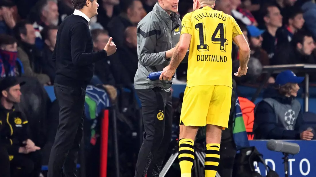 Dortmunds Trainer Edin Terzic (l) und Co-Trainer Sven Bender (M) geben Stürmer Niclas Füllkrug Anweisungen. - Bild: Robert Michael/dpa