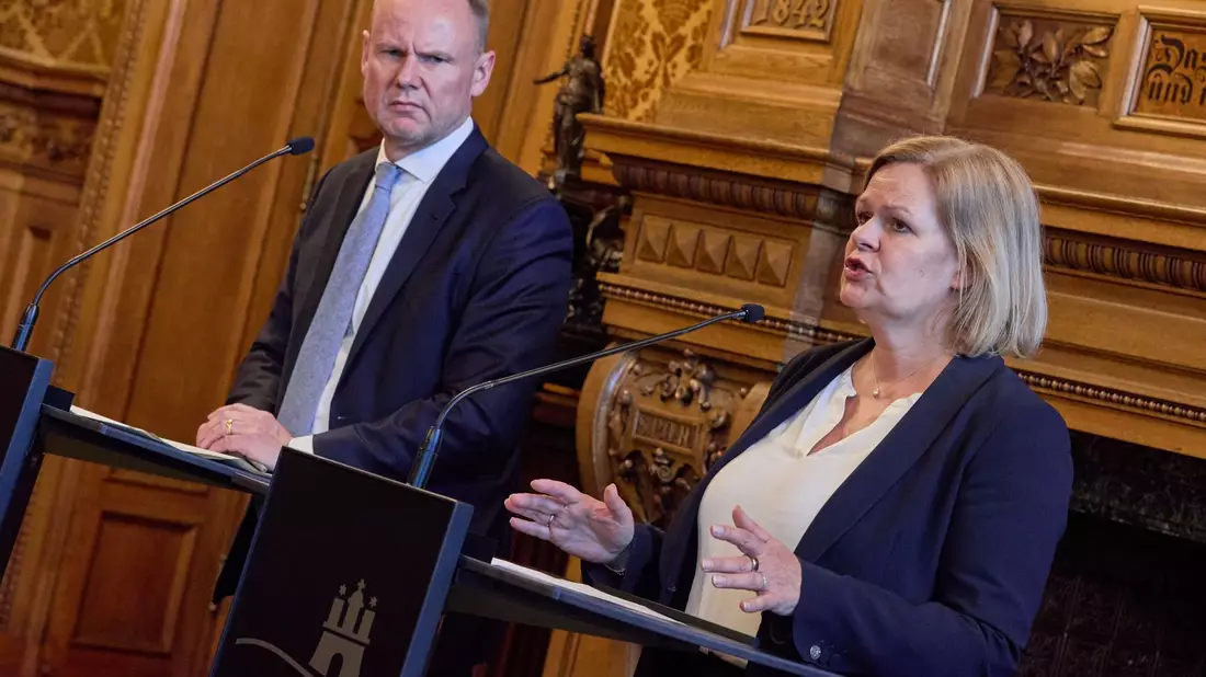 Bundesinnenministerin Nancy Faeser (SPD) und die Innenministerkonferenz der Länder forderten bei einer Videokonferenz ein Ende von Gewalt und Hetze. - Bild: Georg Wendt/dpa