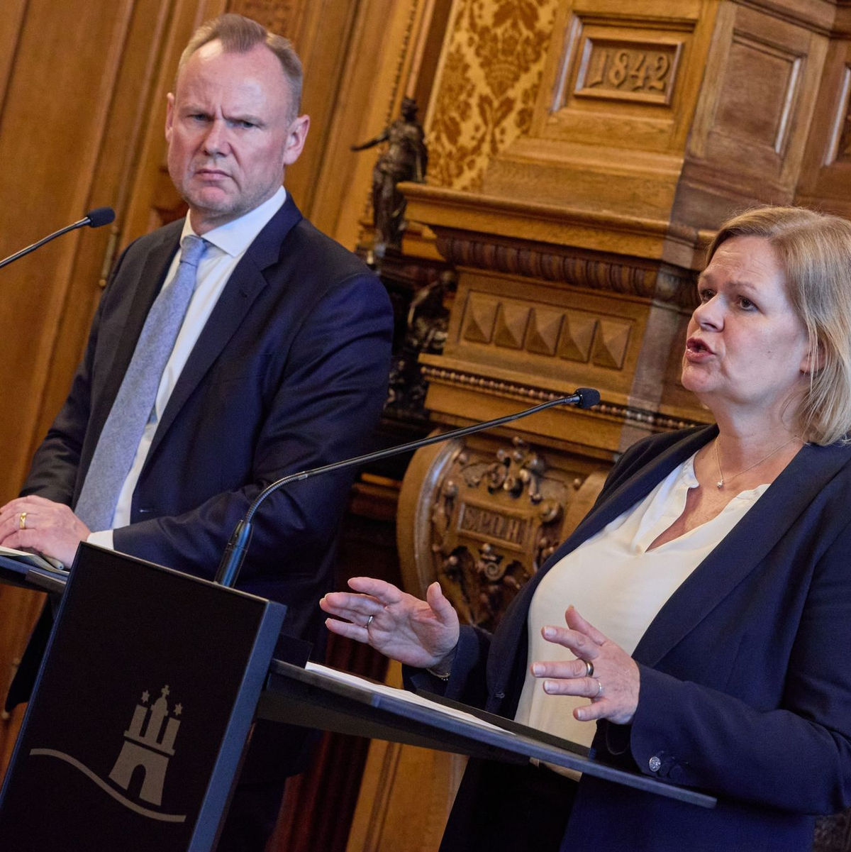 Bundesinnenministerin Nancy Faeser (SPD) und die Innenministerkonferenz der Länder forderten bei einer Videokonferenz ein Ende von Gewalt und Hetze. - Foto: Georg Wendt/dpa
