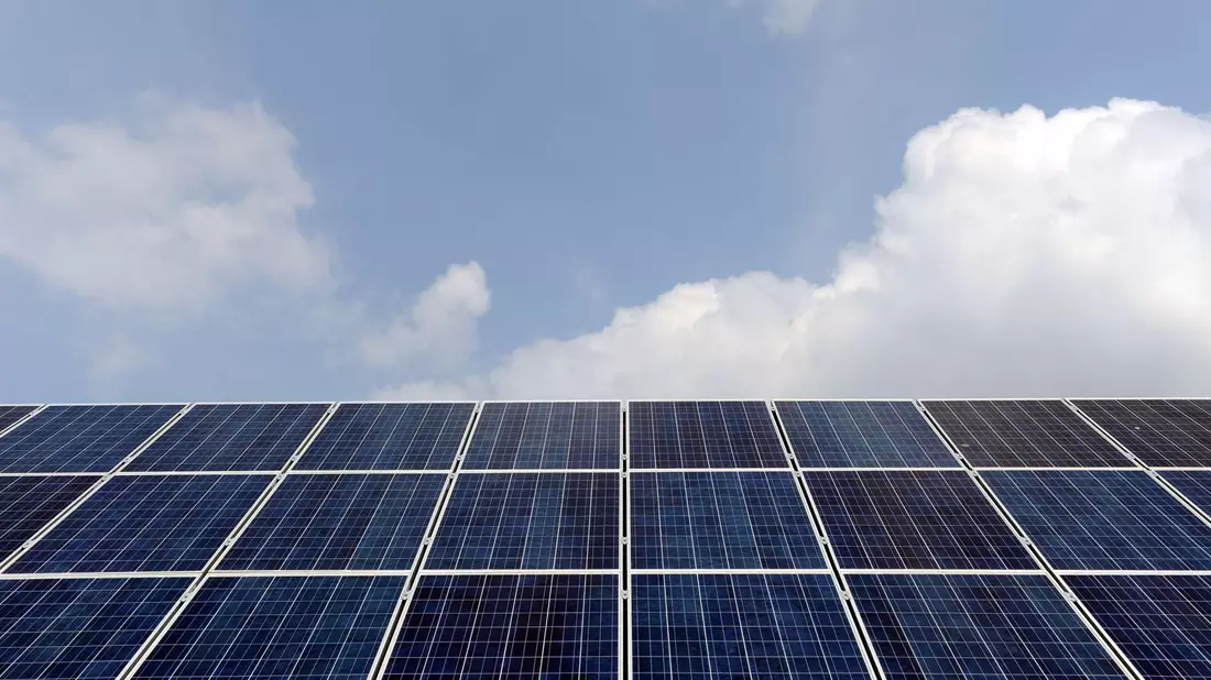 Seit 2000 sei der Anteil Erneuerbarer Energien von 19 Prozent aus angestiegen, vor allem durch immer mehr Wind- und Sonnenenergie. - Bild: Ingo Wagner/dpa