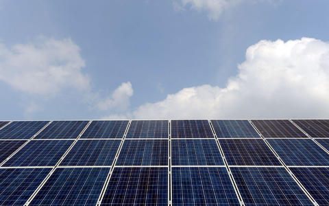 Seit 2000 sei der Anteil Erneuerbarer Energien von 19 Prozent aus angestiegen, vor allem durch immer mehr Wind- und Sonnenenergie. - Foto: Ingo Wagner/dpa