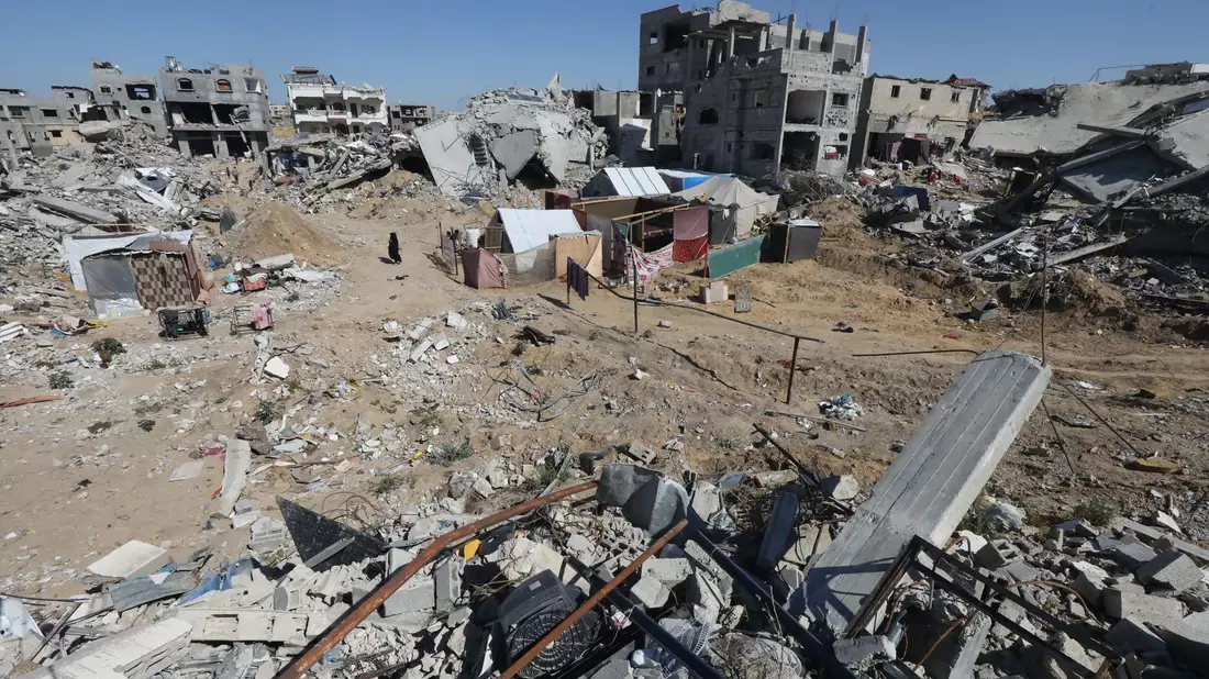 Binnenvertriebene Palästinenser errichteten Zelte auf den Ruinen des Lagers Chan Junis, nachdem die israelische Armee sie aufgefordert hatte, die Stadt Rafah zu räumen. - Bild: Omar Naaman/dpa