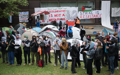 Teilnehmerinnen und Teilnehmer stehen während einer propalästinensischen Demonstration der Gruppe «Student Coalition Berlin» auf dem Theaterhof der Freien Universität Berlin. - Foto: Sebastian Christoph Gollnow/dpa