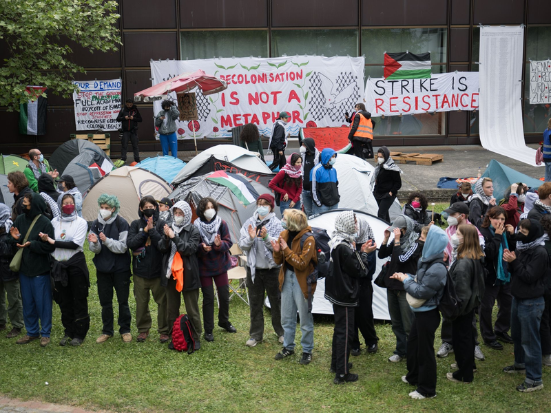 Teilnehmerinnen und Teilnehmer stehen während einer propalästinensischen Demonstration der Gruppe «Student Coalition Berlin» auf dem Theaterhof der Freien Universität Berlin. - Foto: Sebastian Christoph Gollnow/dpa