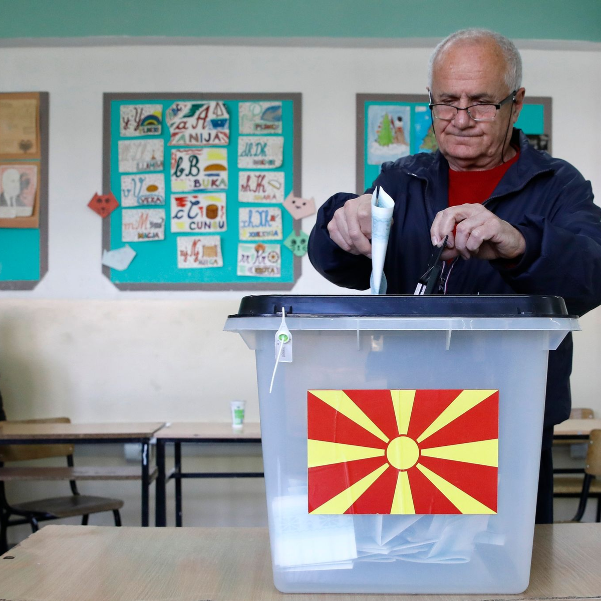 In den Straßen der Hauptstadt Skopje feierten die Anhänger der Opposition bis tief in die Nacht. - Foto: Boris Grdanoski/AP/dpa