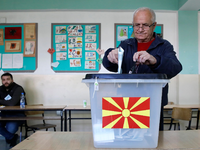 Ein BĂŒrger Nordmazedoniens gibt bei der ersten Runde der PrĂ€sidentschaftswahl am 24. April in einem Wahllokal in Skopje seine Stimme ab. Heute findet die Stichwahl statt (Archivbild). - Foto: Boris Grdanoski/AP/dpa