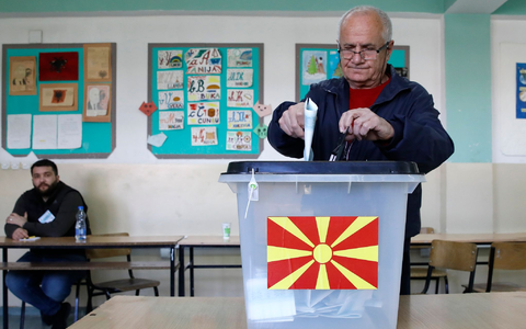 Ein Bürger Nordmazedoniens gibt bei der ersten Runde der Präsidentschaftswahl am 24. April in einem Wahllokal in Skopje seine Stimme ab. Heute findet die Stichwahl statt (Archivbild). - Foto: Boris Grdanoski/AP/dpa