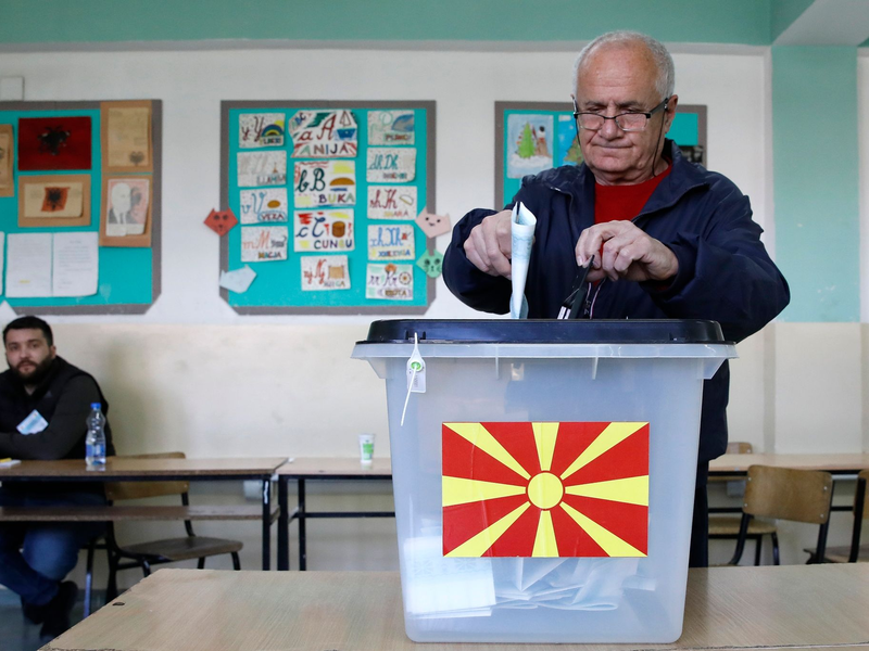Ein Bürger Nordmazedoniens gibt bei der ersten Runde der Präsidentschaftswahl am 24. April in einem Wahllokal in Skopje seine Stimme ab. Heute findet die Stichwahl statt (Archivbild). - Foto: Boris Grdanoski/AP/dpa
