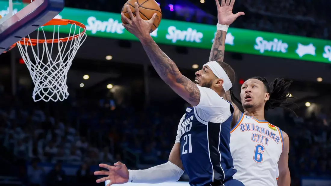 Mavericks-Center Daniel Gafford (l) zieht gegen Oklahoma-Forward Jaylin Williams zum Korb. - Bild: Nate Billings/FR171660 AP/AP