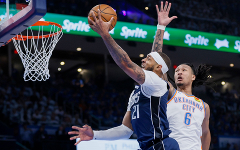 Mavericks-Center Daniel Gafford (l) zieht gegen Oklahoma-Forward Jaylin Williams zum Korb. - Foto: Nate Billings/FR171660 AP/AP