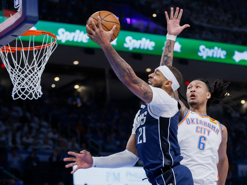 Mavericks-Center Daniel Gafford (l) zieht gegen Oklahoma-Forward Jaylin Williams zum Korb. - Foto: Nate Billings/FR171660 AP/AP