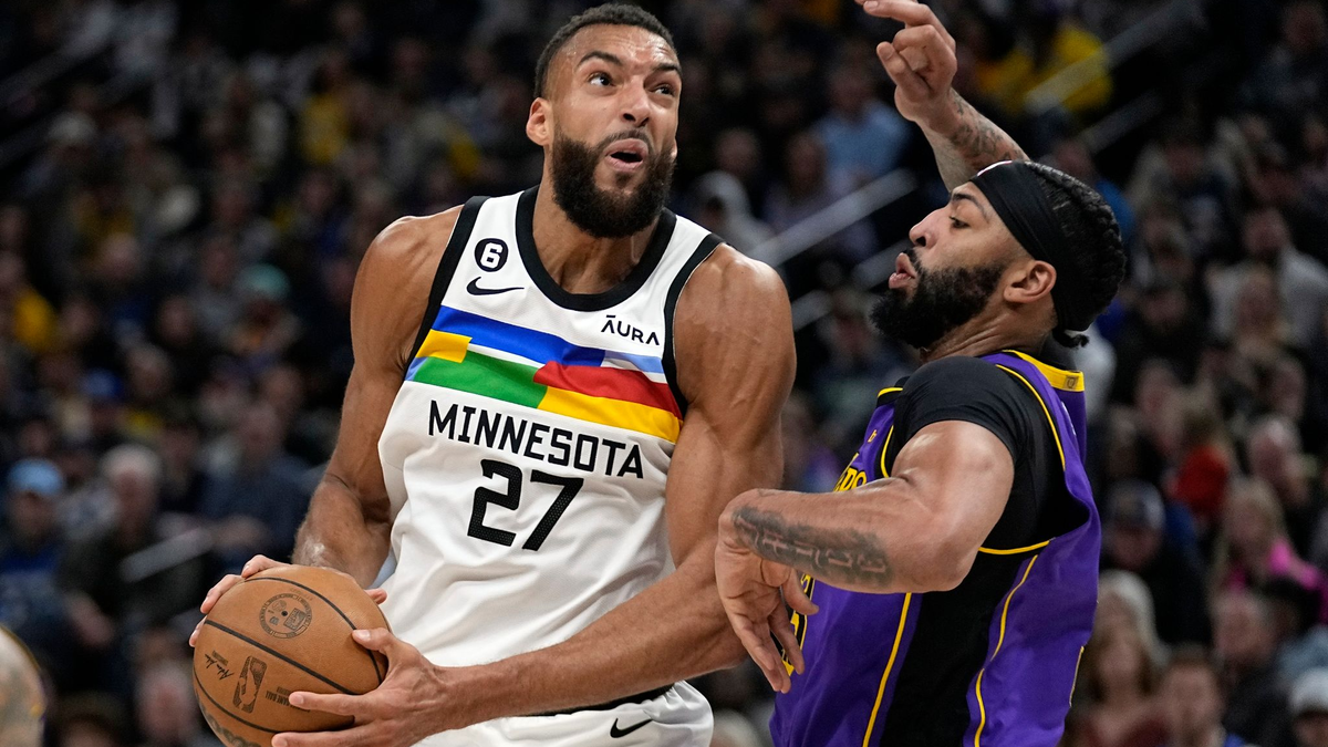 Rudy Gobert (l) ist nach 2018, 2019 und 2021 erneut zum besten NBA-Verteidiger gewählt worden. - Foto: Abbie Parr/AP/dpa