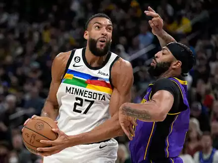 Rudy Gobert (l) ist nach 2018, 2019 und 2021 erneut zum besten NBA-Verteidiger gewählt worden. - Foto: Abbie Parr/AP/dpa
