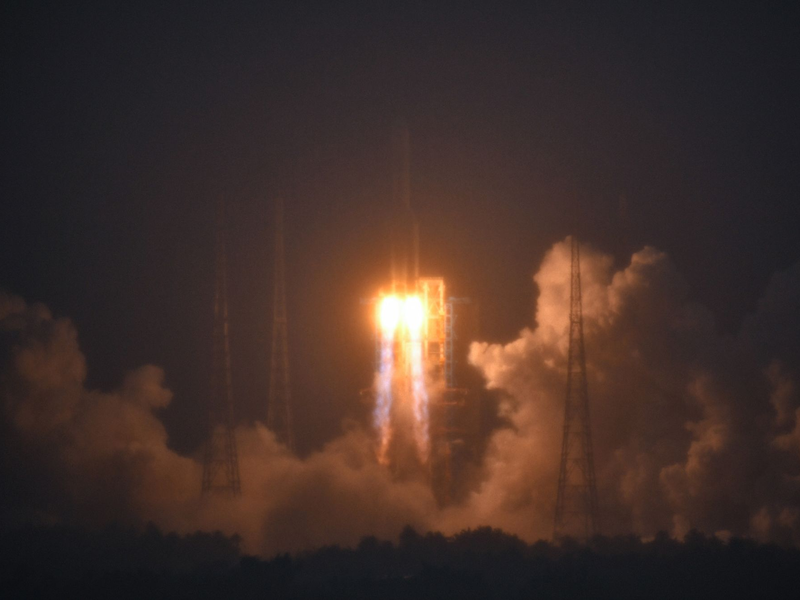 Eine Rakete vom Typ «Langer Marsch-5 Y8» mit dem Raumschiff «Chang'e 6» an Bord startete am 3. Mai auf dem Weltraumbahnhof Wenchang in China. - Foto: Guo Cheng/Xinhua/dpa