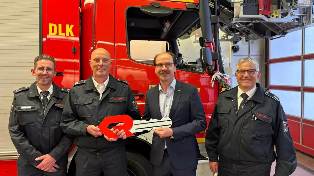 FW-EN: Neue Drehleiter - Bürgermeister übergibt Fahrzeug an die Feuerwehr - Bild: presseportal.de