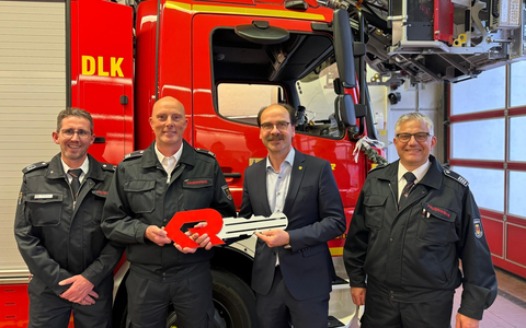 FW-EN: Neue Drehleiter - Bürgermeister übergibt Fahrzeug an die Feuerwehr - Foto: presseportal.de