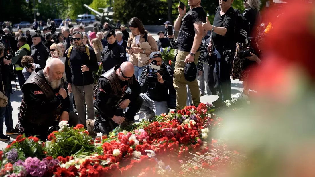 Mitglieder der russisch-nationalistischen Rockergruppe «Nachtwölfe» legen 9. Mai 2023 Blumen am Sowjetischen Ehrenmal im Tiergarten in Berlin nieder. - Bild: Markus Schreiber/AP/dpa