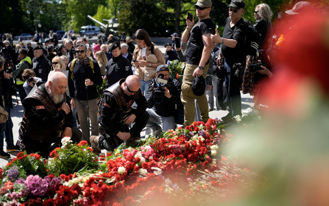 Mitglieder der russisch-nationalistischen Rockergruppe «Nachtwölfe» legen 9. Mai 2023 Blumen am Sowjetischen Ehrenmal im Tiergarten in Berlin nieder. - Foto: Markus Schreiber/AP/dpa