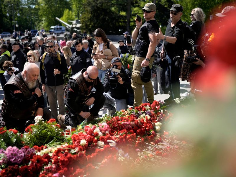 Mitglieder der russisch-nationalistischen Rockergruppe «Nachtwölfe» legen 9. Mai 2023 Blumen am Sowjetischen Ehrenmal im Tiergarten in Berlin nieder. - Foto: Markus Schreiber/AP/dpa