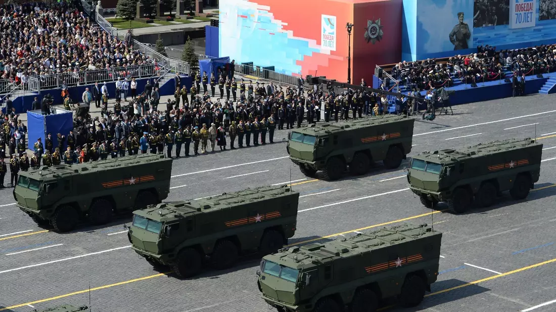 Kurzstrecken-Raketensysteme Iskander/SS-26 Stone fahren während der Parade zum Tag des Sieges am 9. Mai 2023 auf dem Roten Platz. - Bild: Host Photo Agency / Ria Novosti/RIA NOVOSTI POOL/dpa