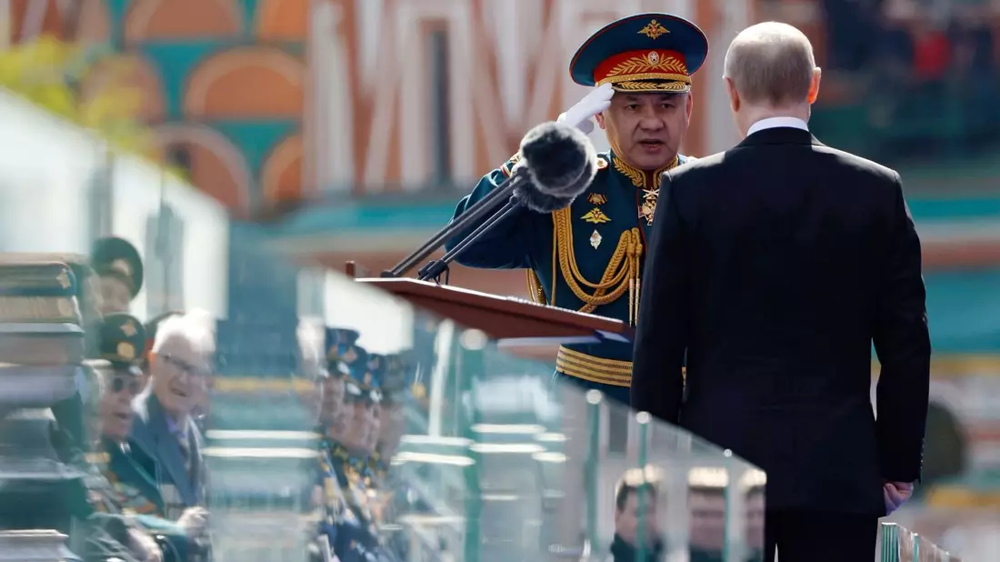 Russland wappnet sich für einen langen Krieg. Verteidigungsminister Sergej Schoigu (l) treibt die Rüstungsindustrie immer wieder an (Archivbild). - Bild: Dmitry Astakhov/Pool Sputnik Kremlin/AP/dpa