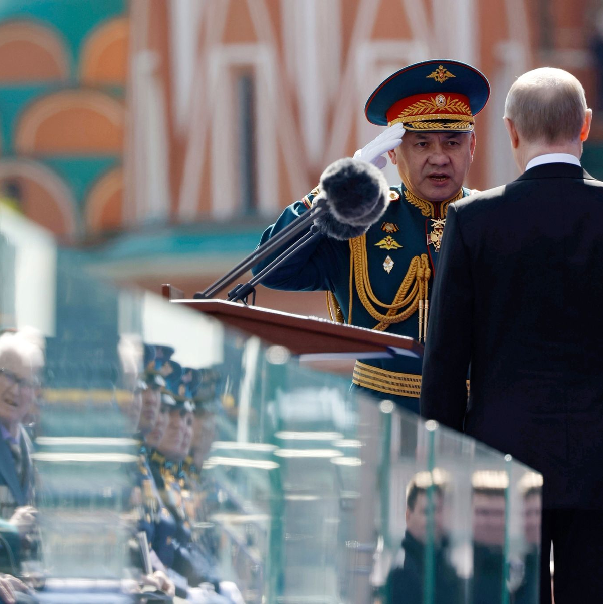 Russland wappnet sich für einen langen Krieg. Verteidigungsminister Sergej Schoigu (l) treibt die Rüstungsindustrie immer wieder an (Archivbild). - Foto: Dmitry Astakhov/Pool Sputnik Kremlin/AP/dpa