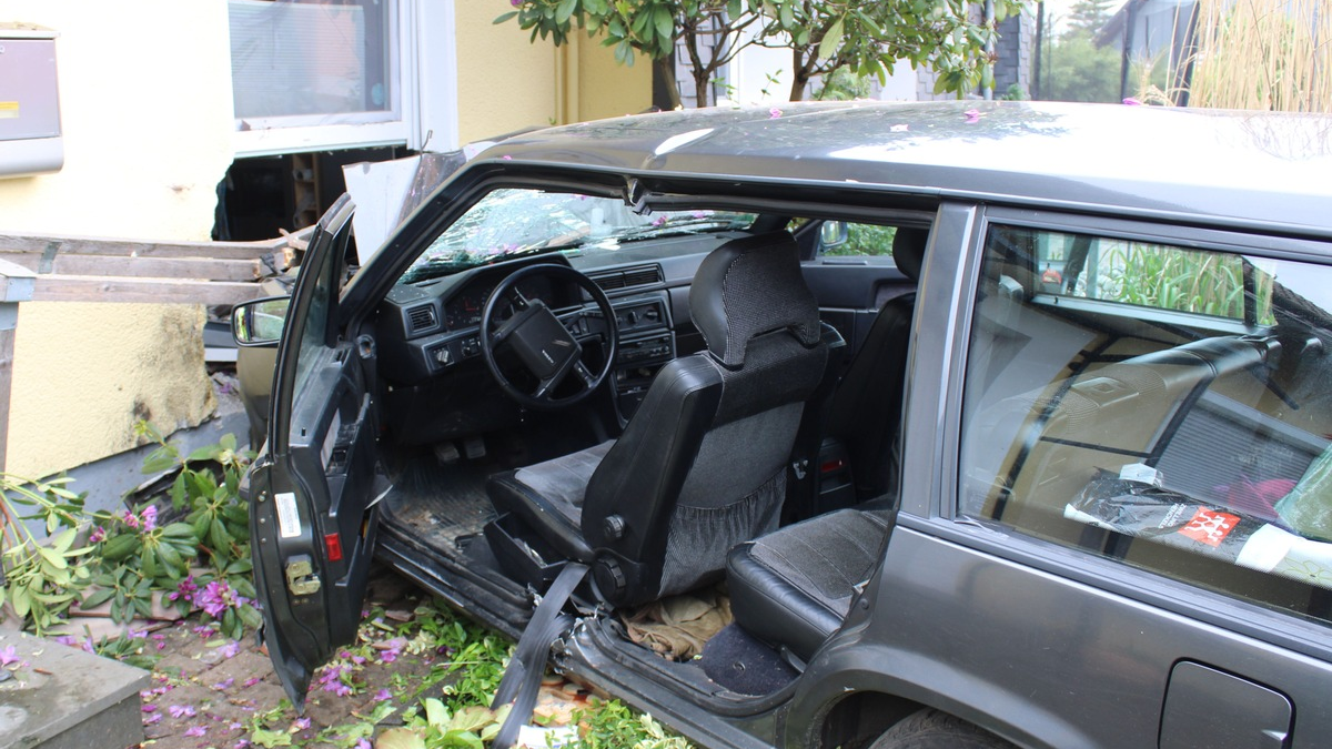 POL-RBK: Wermelskirchen - Pkw rast unkontrolliert in Hausfassade - Foto: presseportal.de