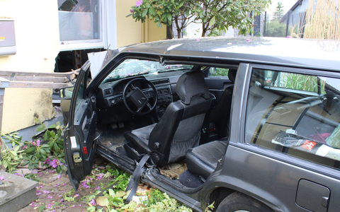 POL-RBK: Wermelskirchen - Pkw rast unkontrolliert in Hausfassade - Foto: presseportal.de