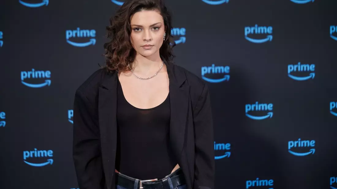 Schauspielerin Harriet Herbig-Matten spielt in der neuen Amazon-Serie «Maxton Hall» die Privatschülerin Ruby, die von ihrem steinreichen Mitschüler James bedrängt wird. - Bild: Annette Riedl/dpa