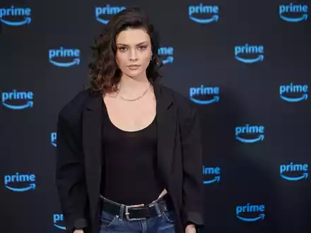 Schauspielerin Harriet Herbig-Matten spielt in der neuen Amazon-Serie «Maxton Hall» die Privatschülerin Ruby, die von ihrem steinreichen Mitschüler James bedrängt wird. - Foto: Annette Riedl/dpa