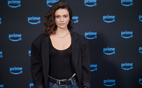 Schauspielerin Harriet Herbig-Matten spielt in der neuen Amazon-Serie «Maxton Hall» die Privatschülerin Ruby, die von ihrem steinreichen Mitschüler James bedrängt wird. - Foto: Annette Riedl/dpa