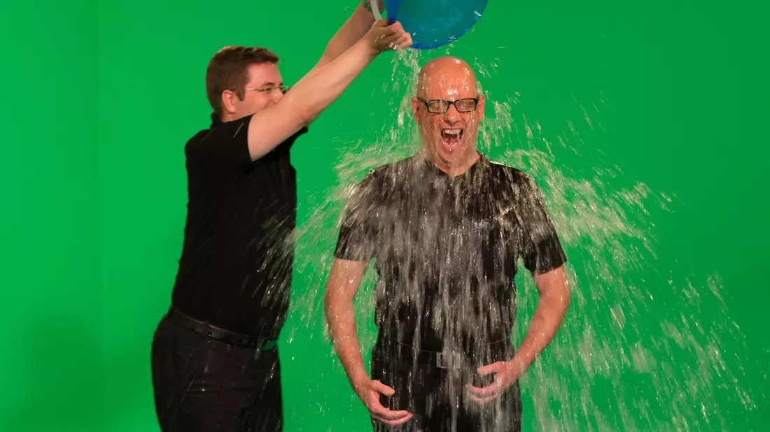 Kaplan Florian Heisterkamp (l) schüttete 2014 einen Kübel mit Eiswasser über den Kopf von Pfarrer Gereon Alter. - Bild: Nicole Cronauge/Bistum Essen/WDR/dpa